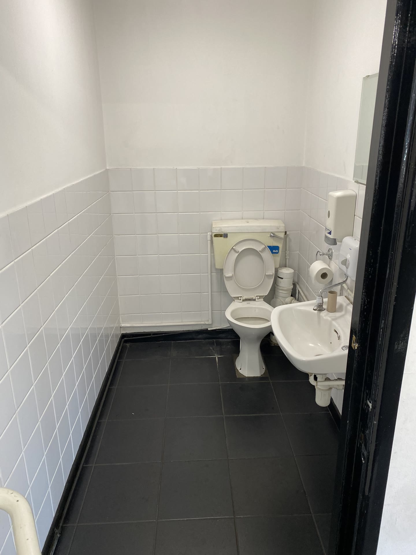 HiQ Redditch toilet before refurbishment