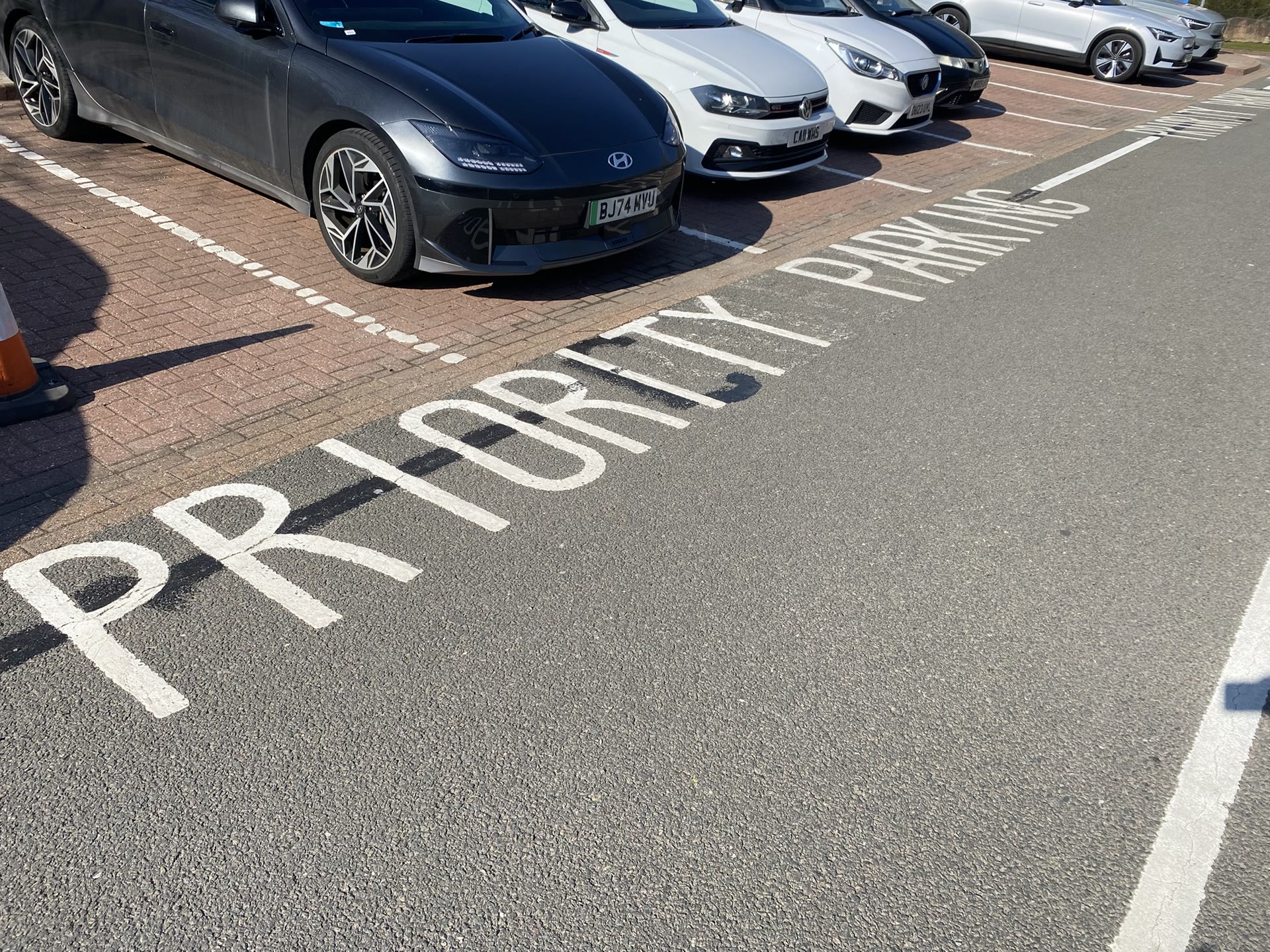 Priority parking bay line marking